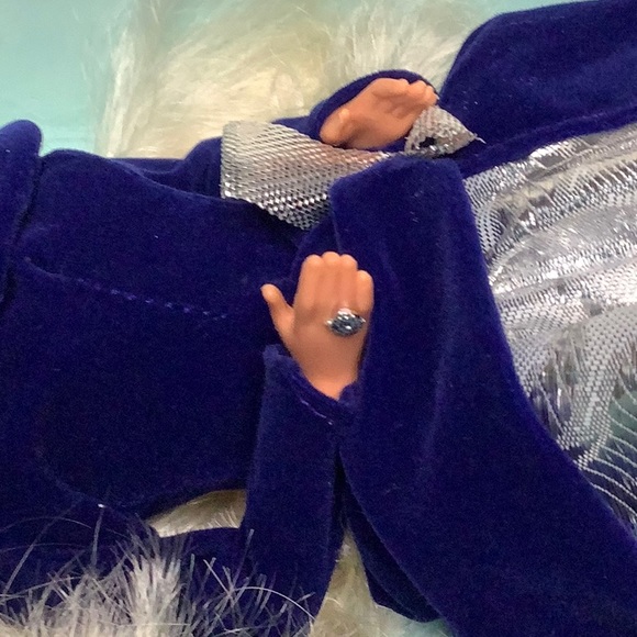 NRFB Vintage 1995 AVON ~ Winter Velvet Barbie Doll ❄️ - Picture 6 of 12